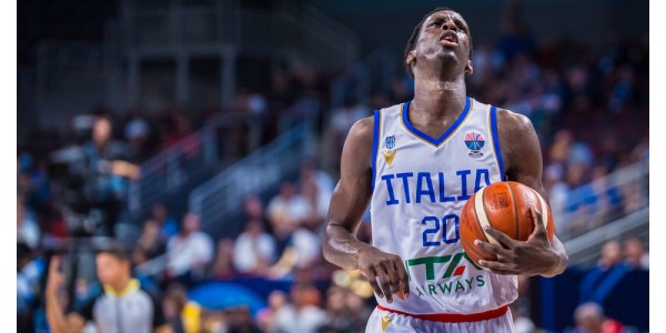 Saliou Niang admira la fuerza de su oponente, Luka Dončić Saliou Niang admira la fuerza de su oponente, Luka Dončić
